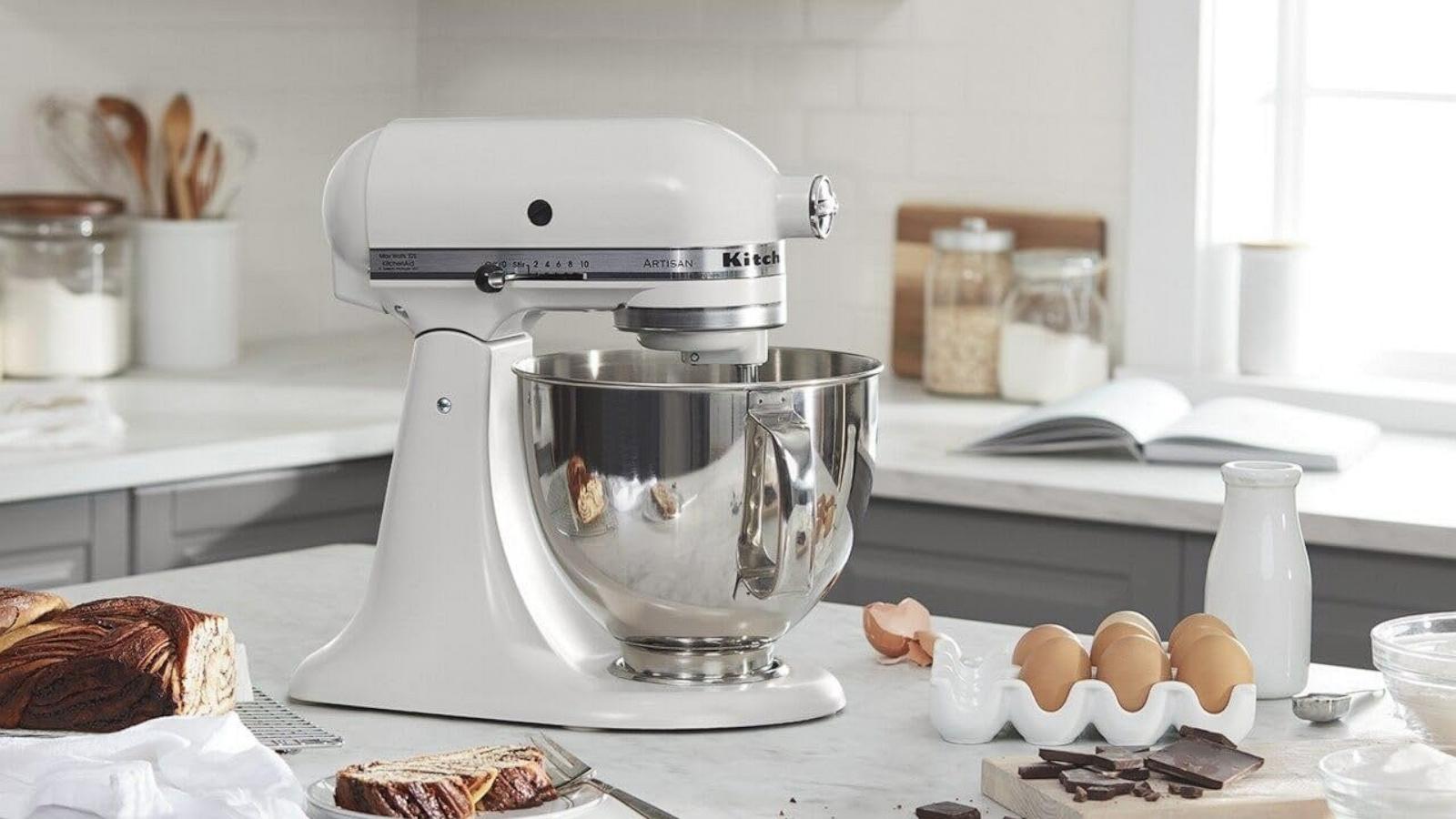 PHOTO: KitchenAid Artisan Series 5-Quart Tilt-Head Stand Mixer