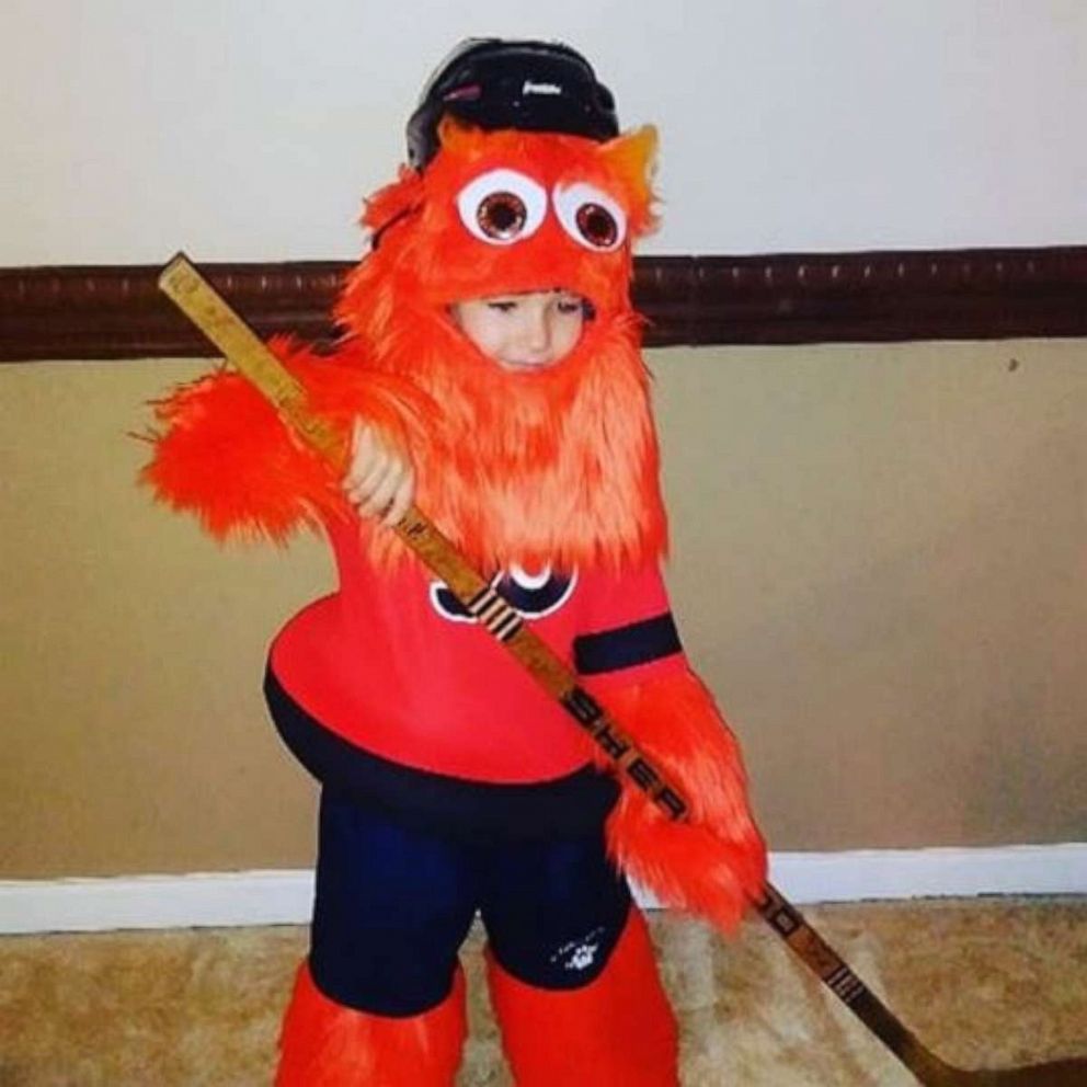 8-year-old dressed as Flyers mascot shares adorable dance with the actual  Gritty - ABC News