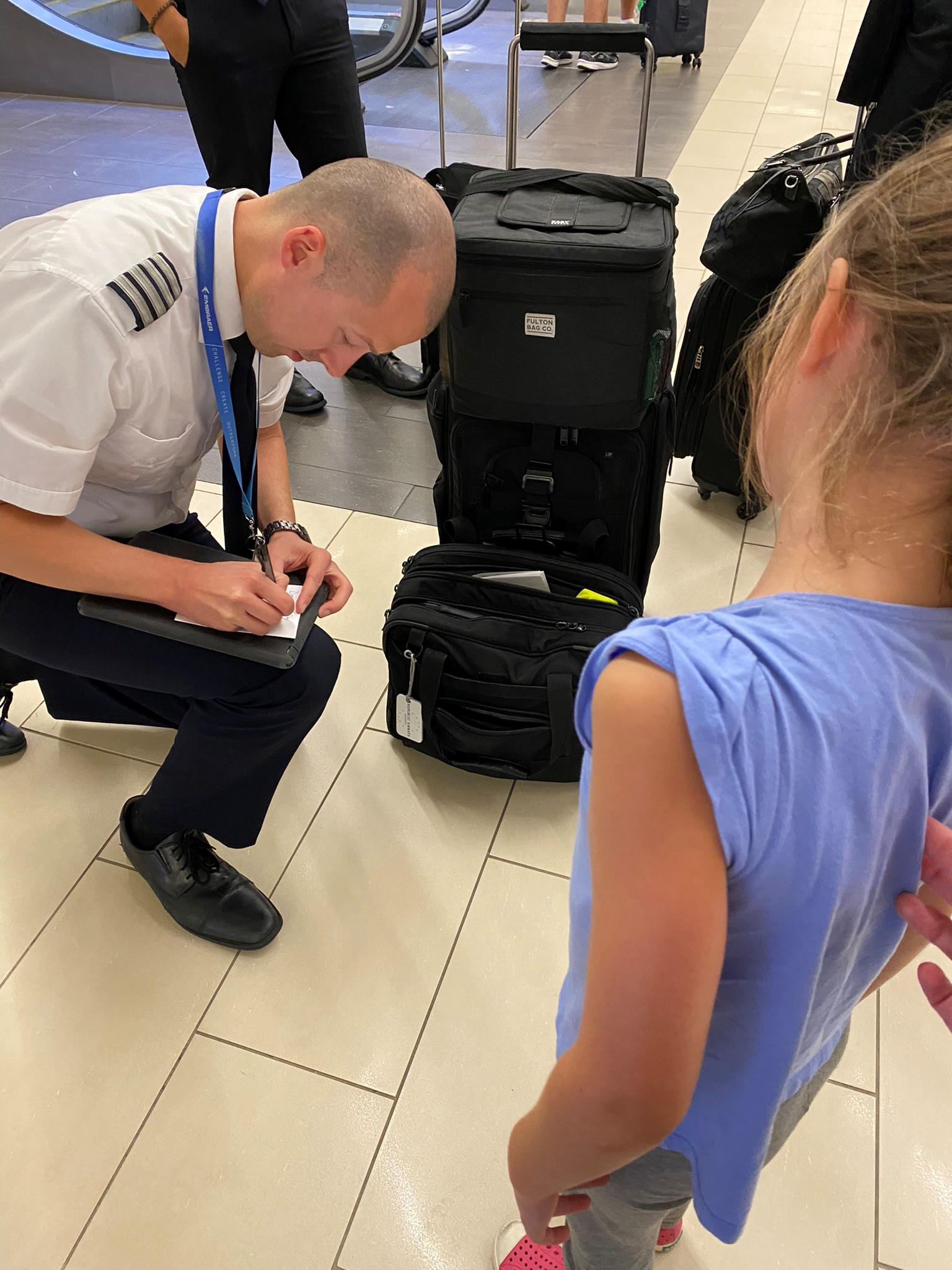 PHOTO: An airline captain stepped in to write a note to the tooth fairy for a young passenger named Lena when she lost a tooth during a recent flight.