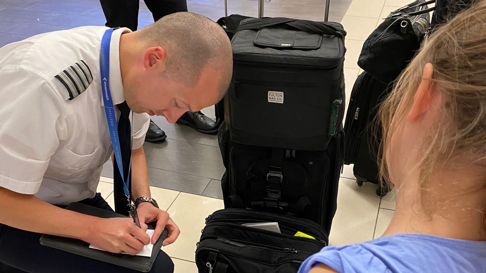 PHOTO: An airline captain stepped in to write a note to the tooth fairy for a young passenger named Lena when she lost a tooth during a recent flight.