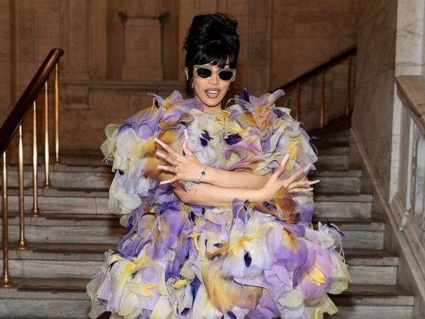 Cardi B stuns in vibrant look for Marc Jacobs fashion show - Good