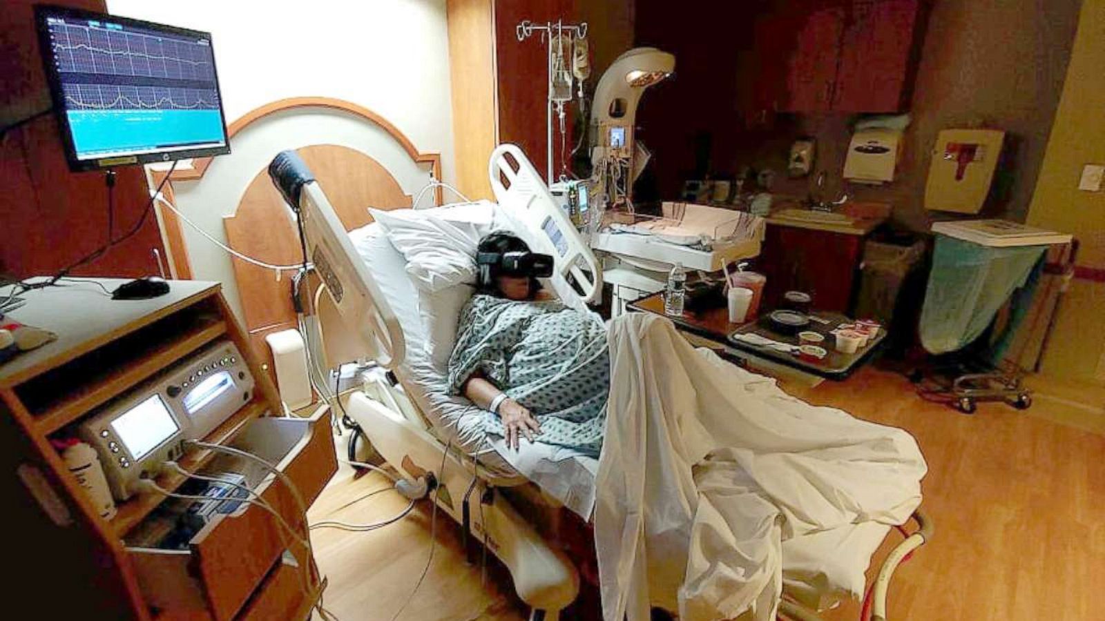 PHOTO: Erin Martucci, of New York, used virtual reality while in labor with her daughter Catherine.