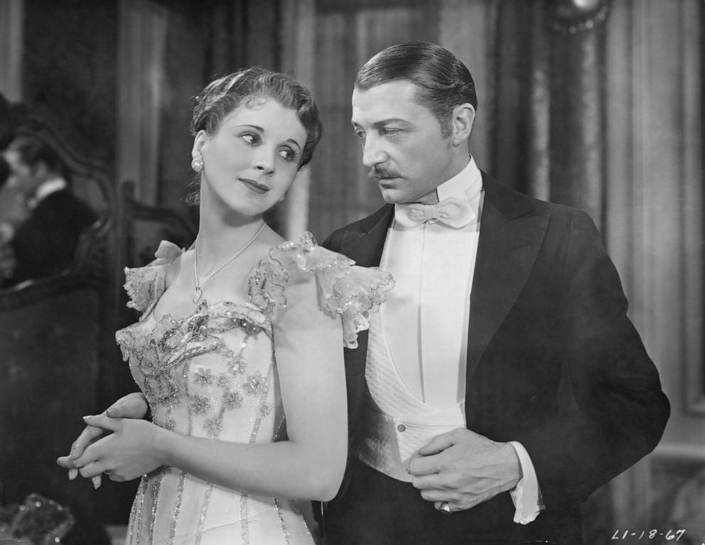 PHOTO: Diana Wynyard with Clive Brook as Jane and Robert Marryot in the 1933 film Cavalcade.