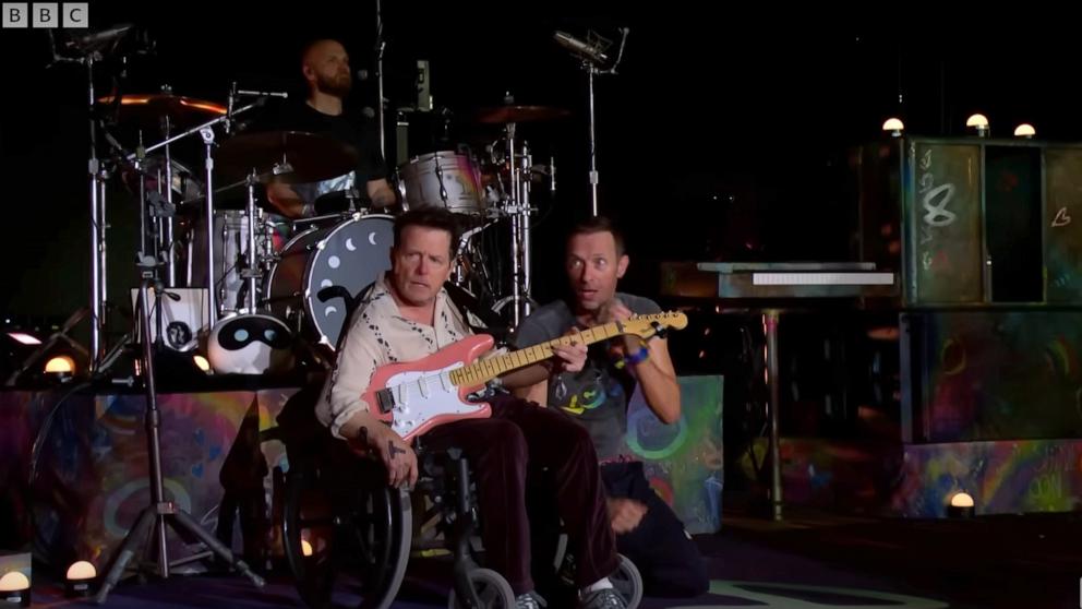 Michael J Fox se junta ao Coldplay para uma apresentação surpresa no Festival de Glastonbury