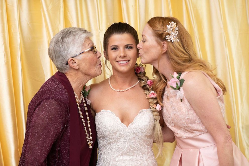 PHOTO: 83-year-old flower girl