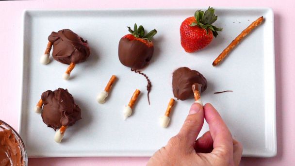 Easy mini turkey-shaped chocolate-covered strawberries for Thanksgiving -  Good Morning America