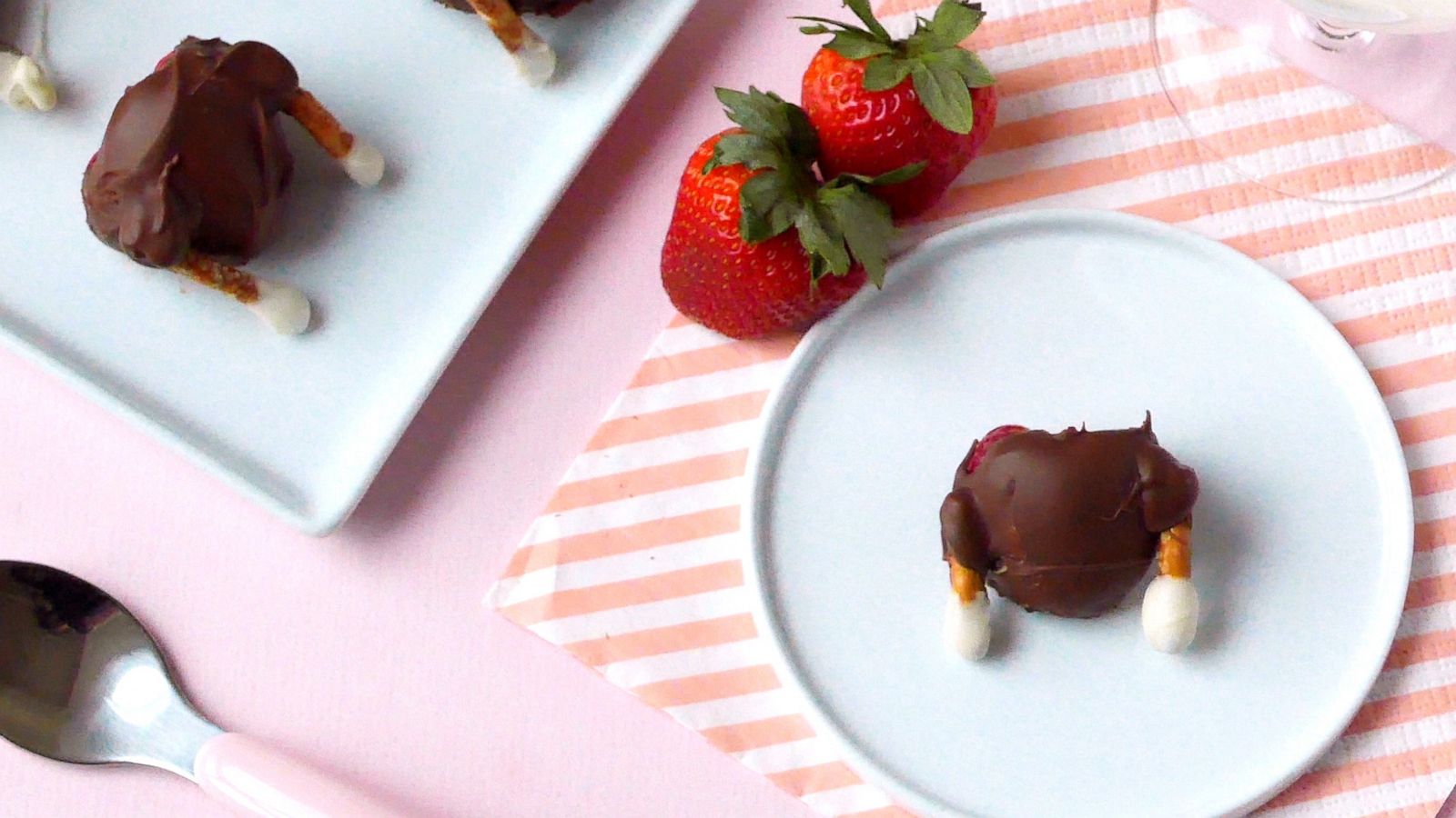 PHOTO: Chocolate covered strawberry turkeys are an easy Thanksgiving dessert.