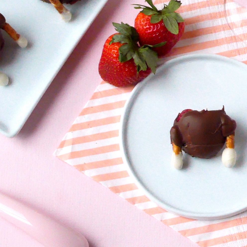 VIDEO: Treat your Thanksgiving guests to these adorable chocolate covered strawberry turkeys