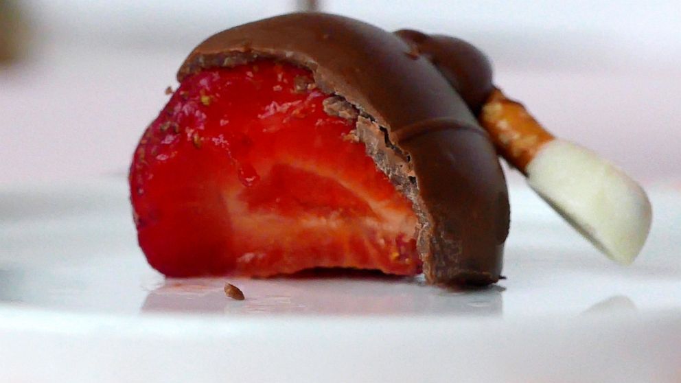 PHOTO:  Chocolate covered strawberry turkeys are an easy Thanksgiving dessert.
