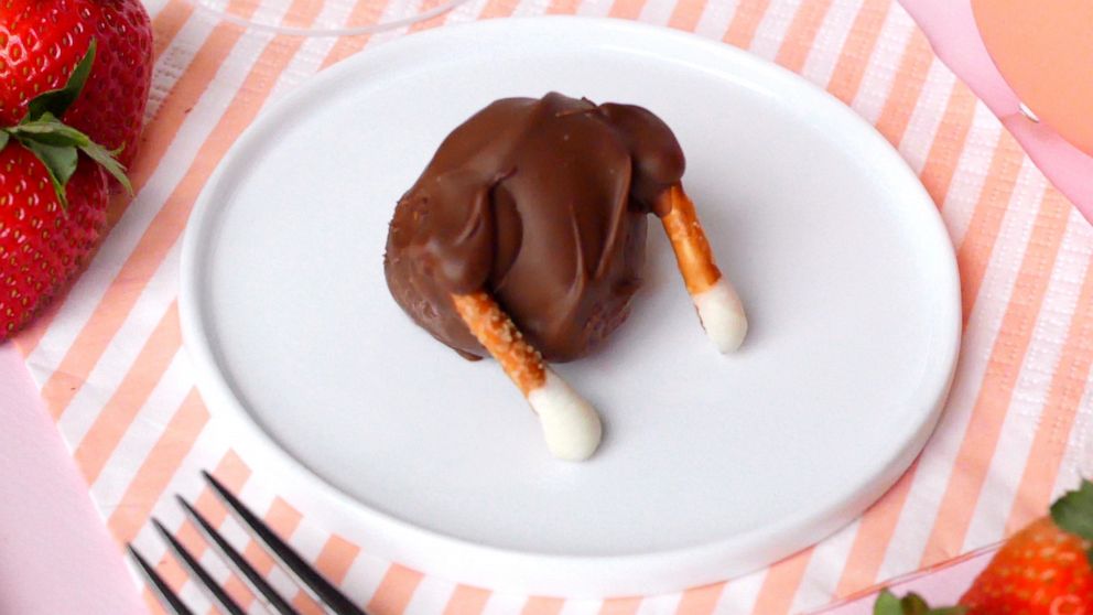 PHOTO: A chocolate covered strawberry turkey made with pretzel sticks.