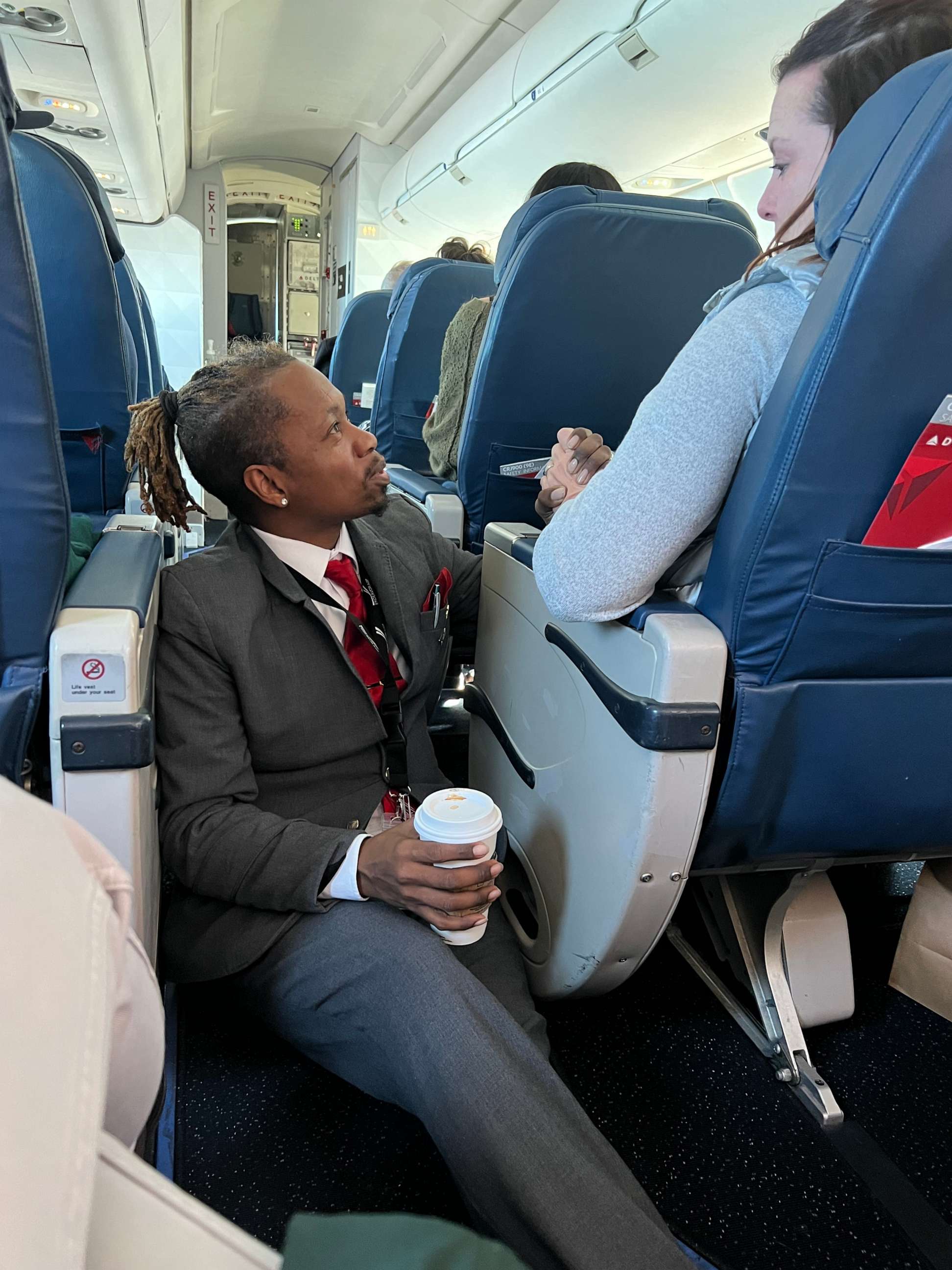 Flight attendant goes viral for helping a nervous passenger - ABC News
