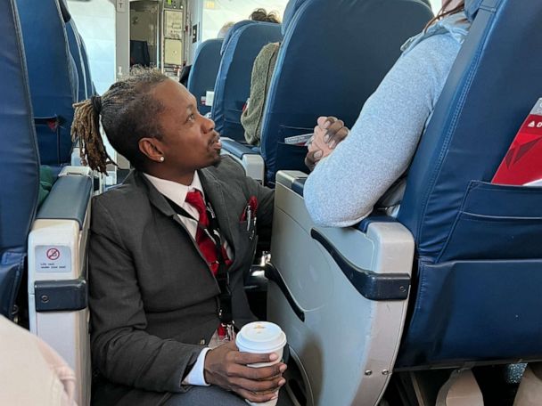 Flight attendant goes viral for helping a nervous passenger - Good
