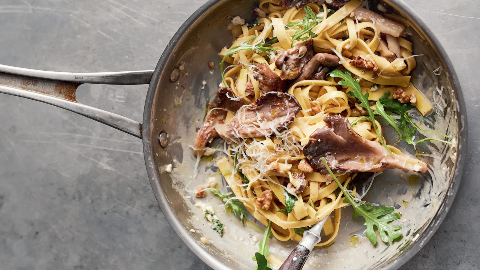 Easy 1-pot garlic mushroom tagliatelle pasta recipe from Jamie Oliver -  Good Morning America