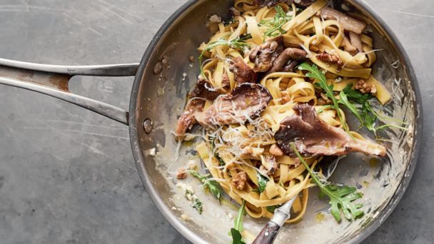 Easy 1-pot garlic mushroom tagliatelle pasta recipe from Jamie Oliver ...