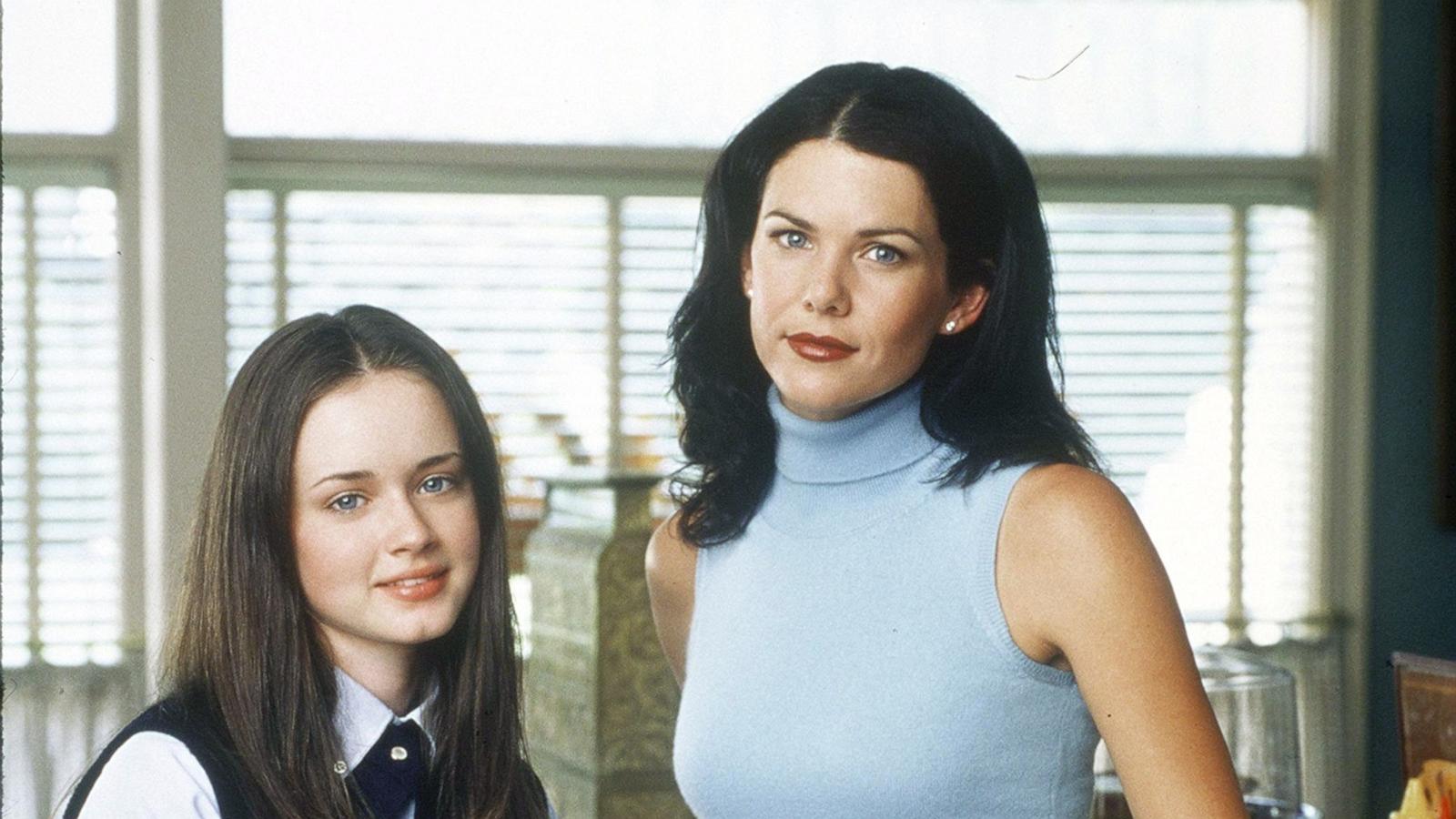 PHOTO: Alexis Bledel and Lauren Graham star in Warner Bros. TV series "The Gilmore Girls."