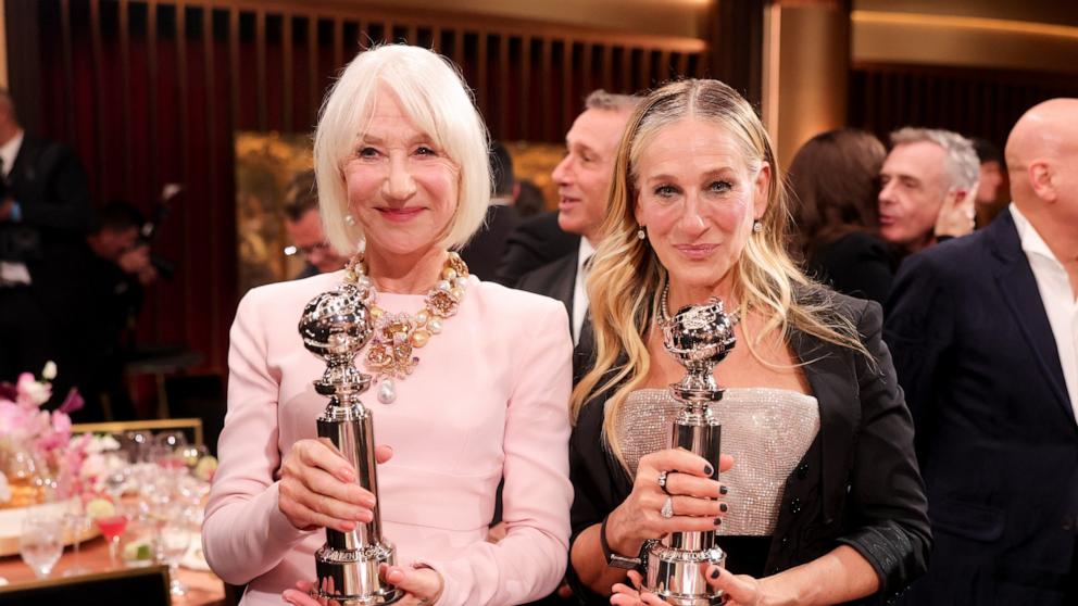 PHOTO: Helen Mirren and Sarah Jessica Parker at the Golden Eve: The Golden Globes Honor Helen Mirren & Sarah Jessica Parker held at The Beverly Hilton on January 06, 2026 in Beverly Hills, California.