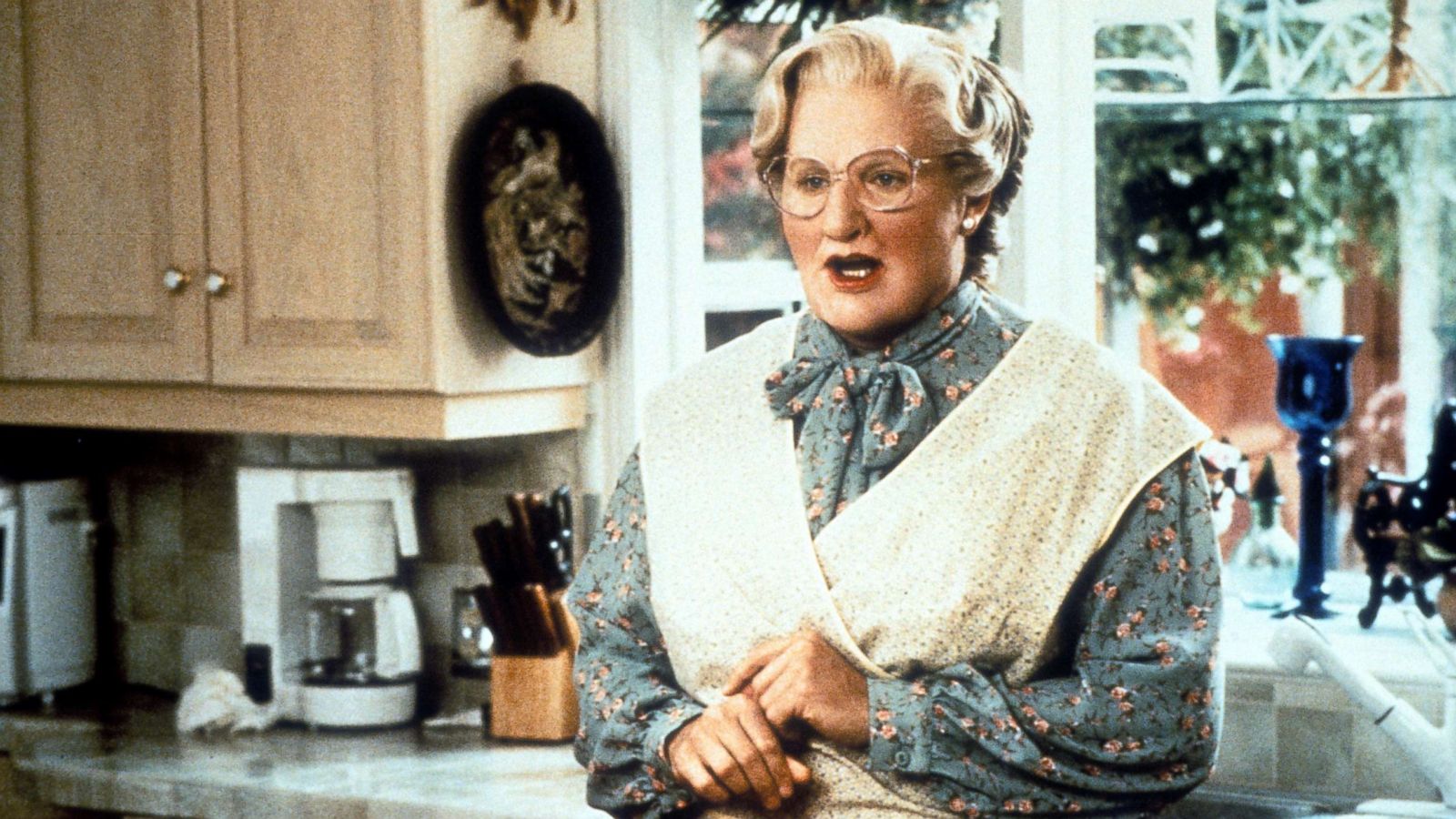 PHOTO: Robin Williams in the kitchen in a scene from the film "Mrs. Doubtfire," 1993.