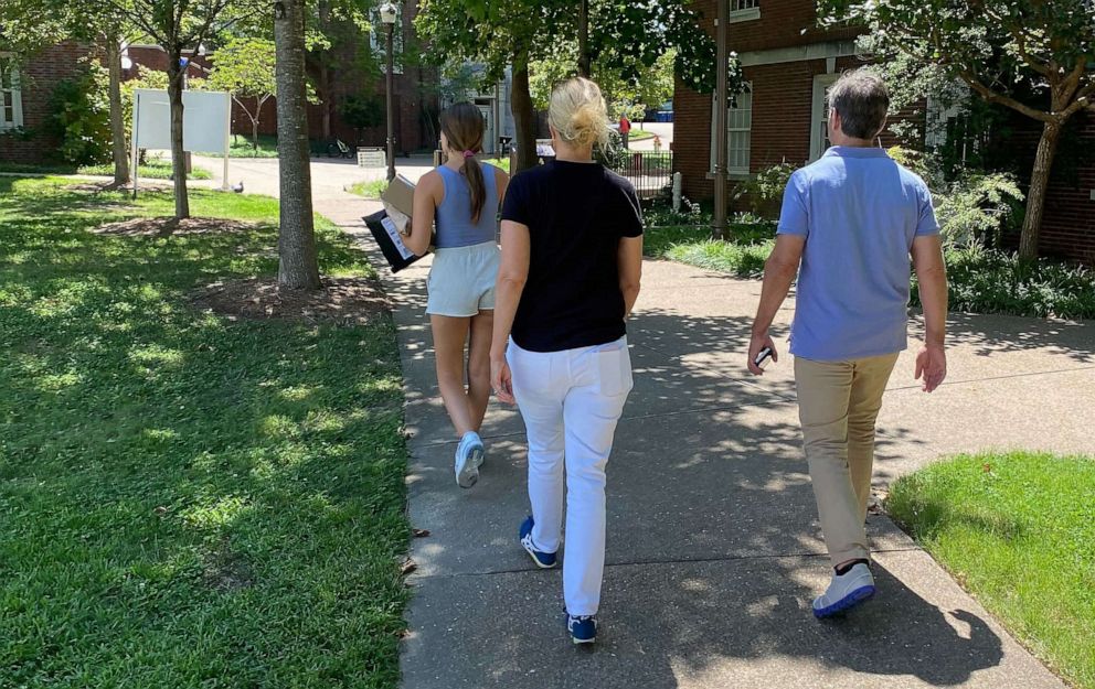 PHOTO: Wentworth, Stephanopoulos, and daughter Harper walk through campus as the couple sends off their daughter to college.