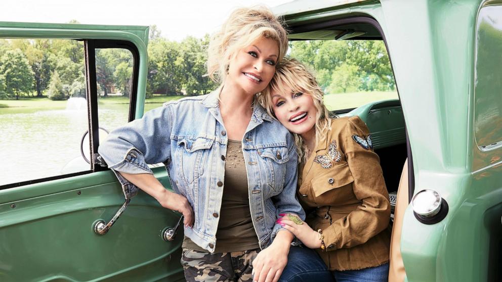 PHOTO: Dolly Parton and her sister Rachel Parton George photographed for their new cookbook, “Good Lookin’ Cookin’.