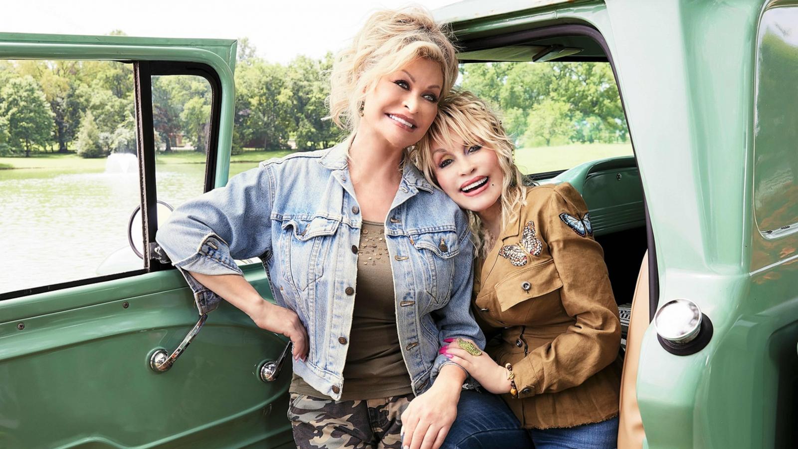 PHOTO: Dolly Parton and her sister Rachel Parton George photographed for their new cookbook, “Good Lookin’ Cookin’.