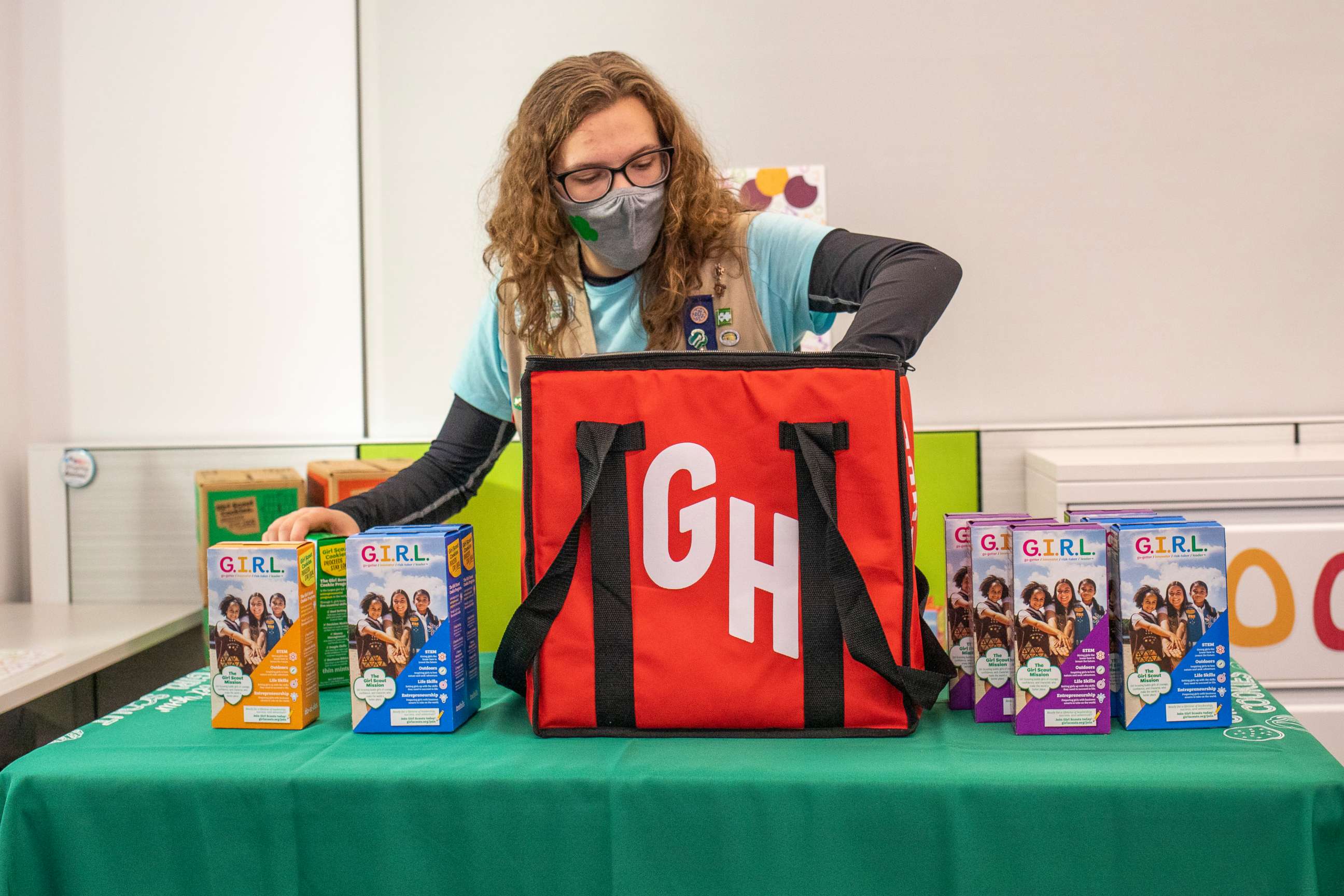 PHOTO: Girl Scout Cookies are packed into a Grubhub delivery bag.