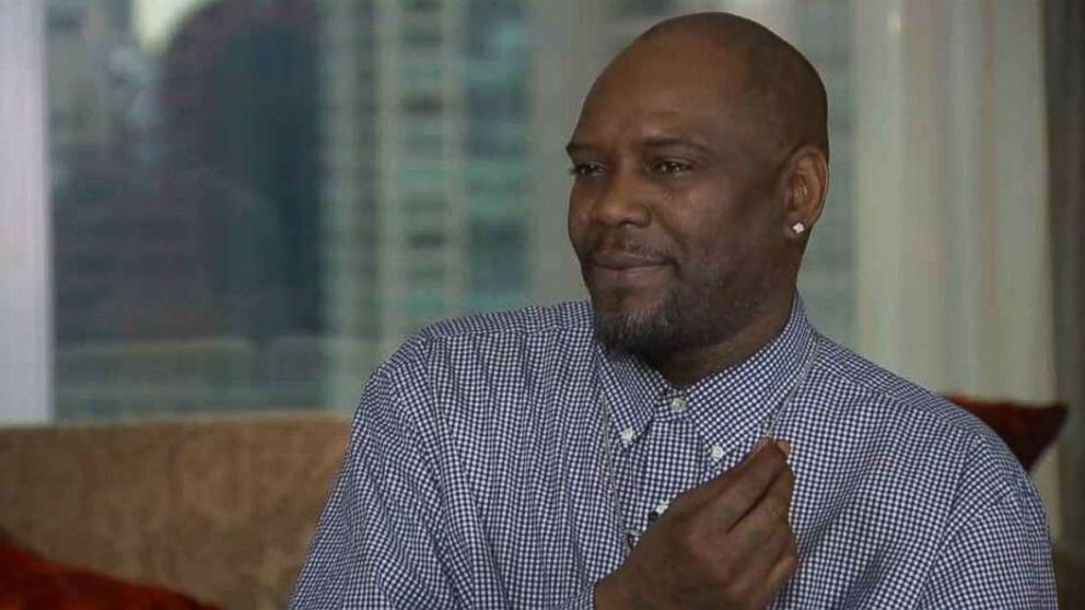 FOTO: El hermano menor de R. Kelly, Carey Kelly, habló con Good Morning America en una entrevista que se emitió el martes, febrero. 26, 2019.'s younger brother, Carey Kelly, spoke with "Good Morning America" in an interview that aired on Tuesday, Feb. 26, 2019. 