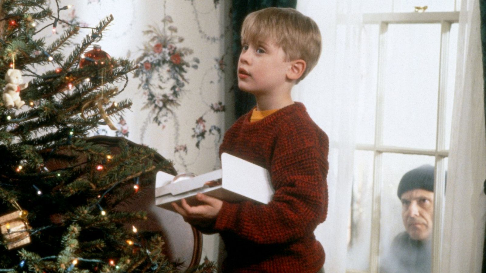 PHOTO: Joe Pesci, right, as Harry Lime, peers through a window at Macaulay Culkin, as Kevin McCallister, as he decorates a Christmas tree in scene from the 1990 film, "Home Alone."