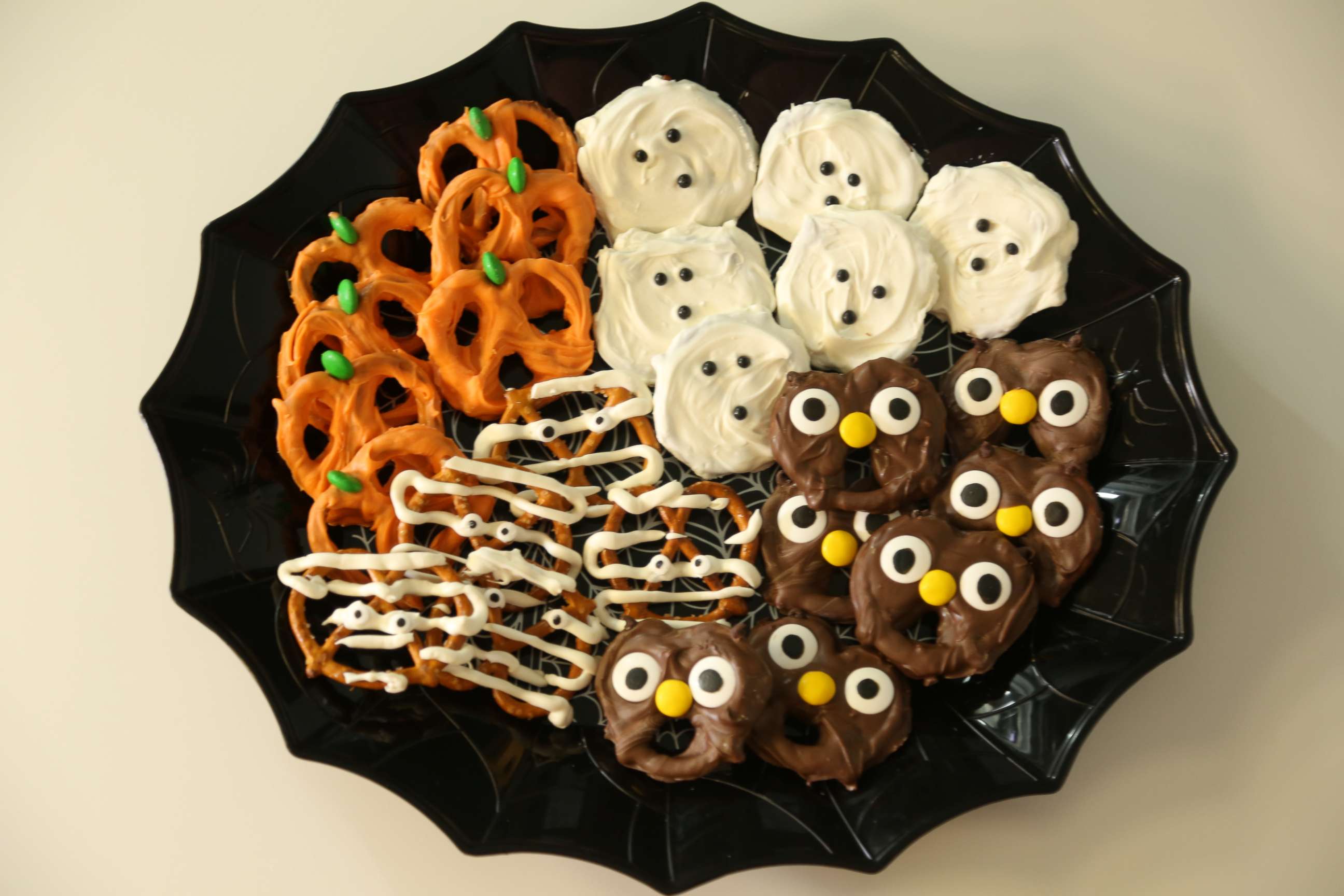 PHOTO: GMA made Halloween pretzels, one of Pinterest's top 10 Halloween recipes of 2018.