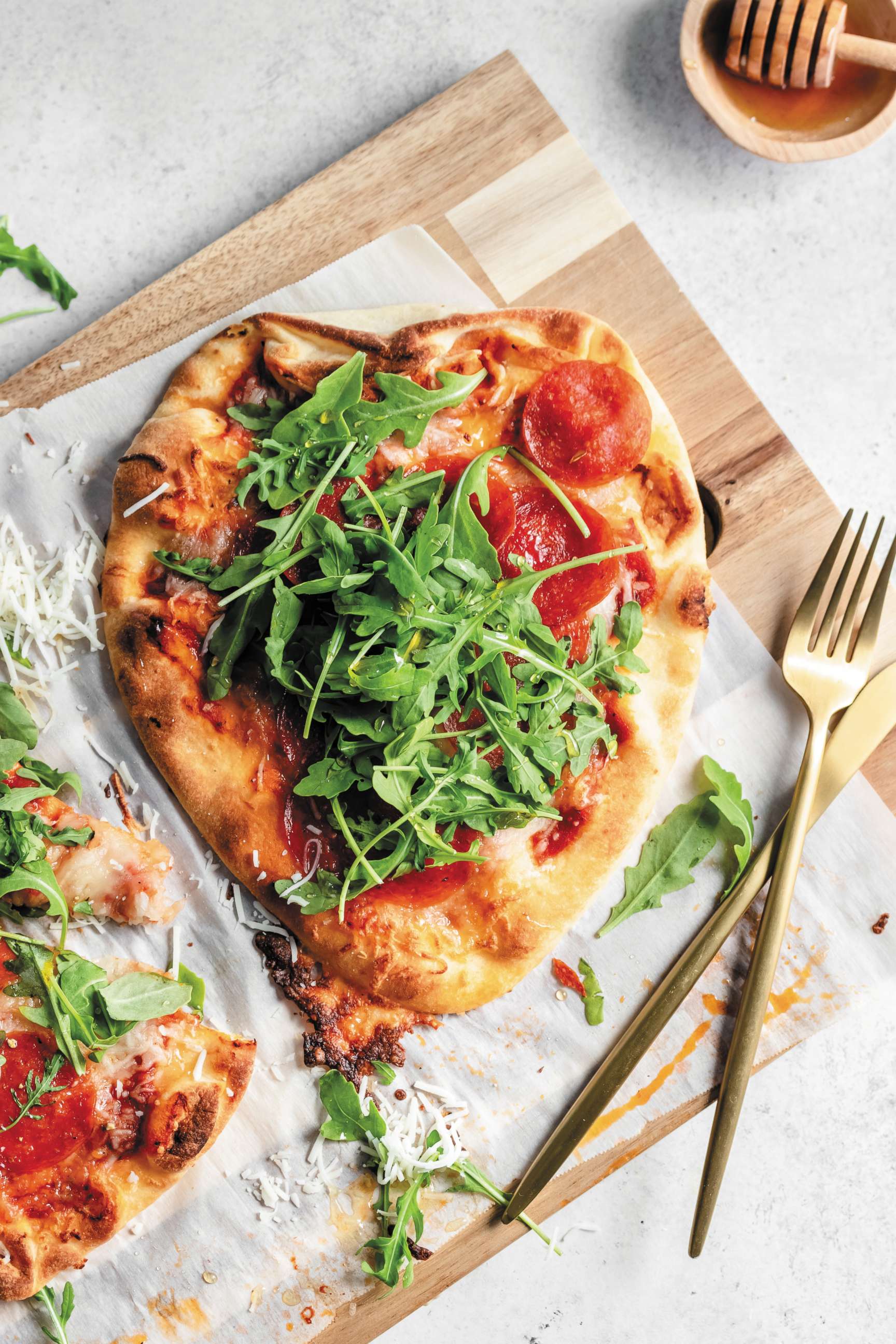 PHOTO: Jessie James Decker's naan pizza with pepperoni, arugula and honey. 