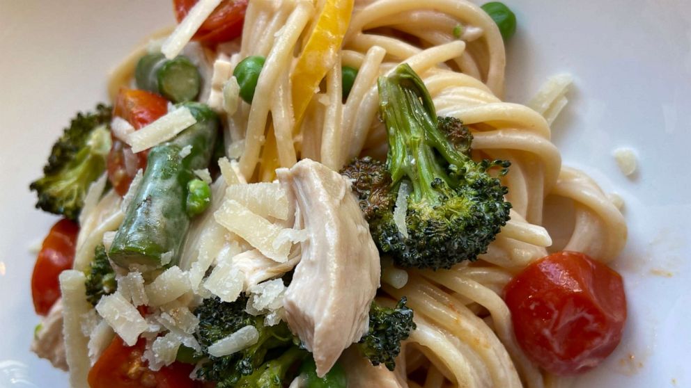 Pasta with vegetables and chicken.