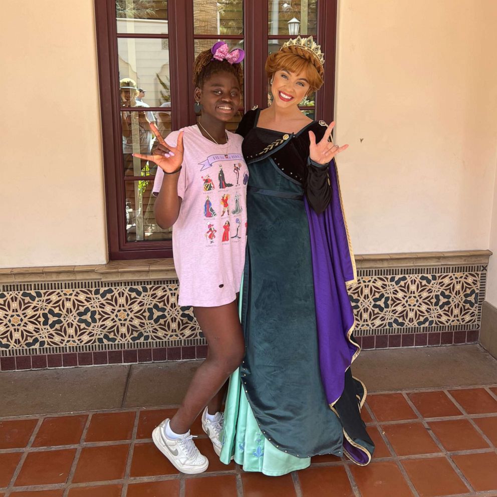 VIDEO: This Disney princess surprised a girl by signing with her in ASL