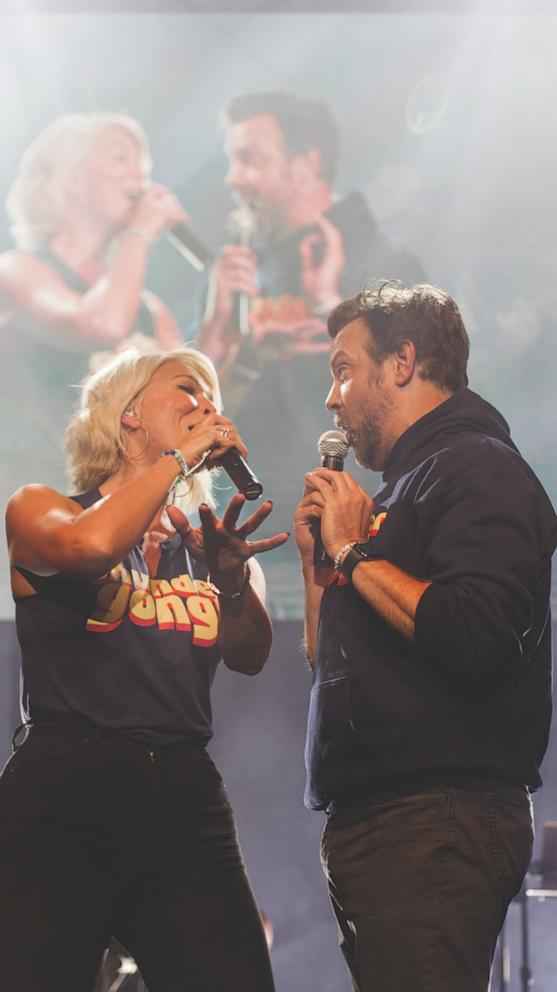 VIDEO: 'Ted Lasso' stars Jason Sudeikis, Hannah Waddingham cover 'Shallow' at charity event