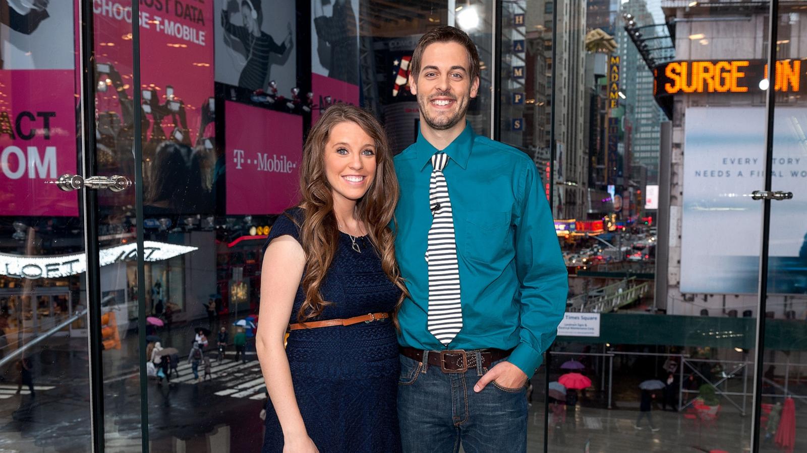 PHOTO: Jill Duggar Dillard and husband Derick Dillard visit "Extra" at their New York studios at H&M in Times Square in New York City, Oct. 23, 2014.