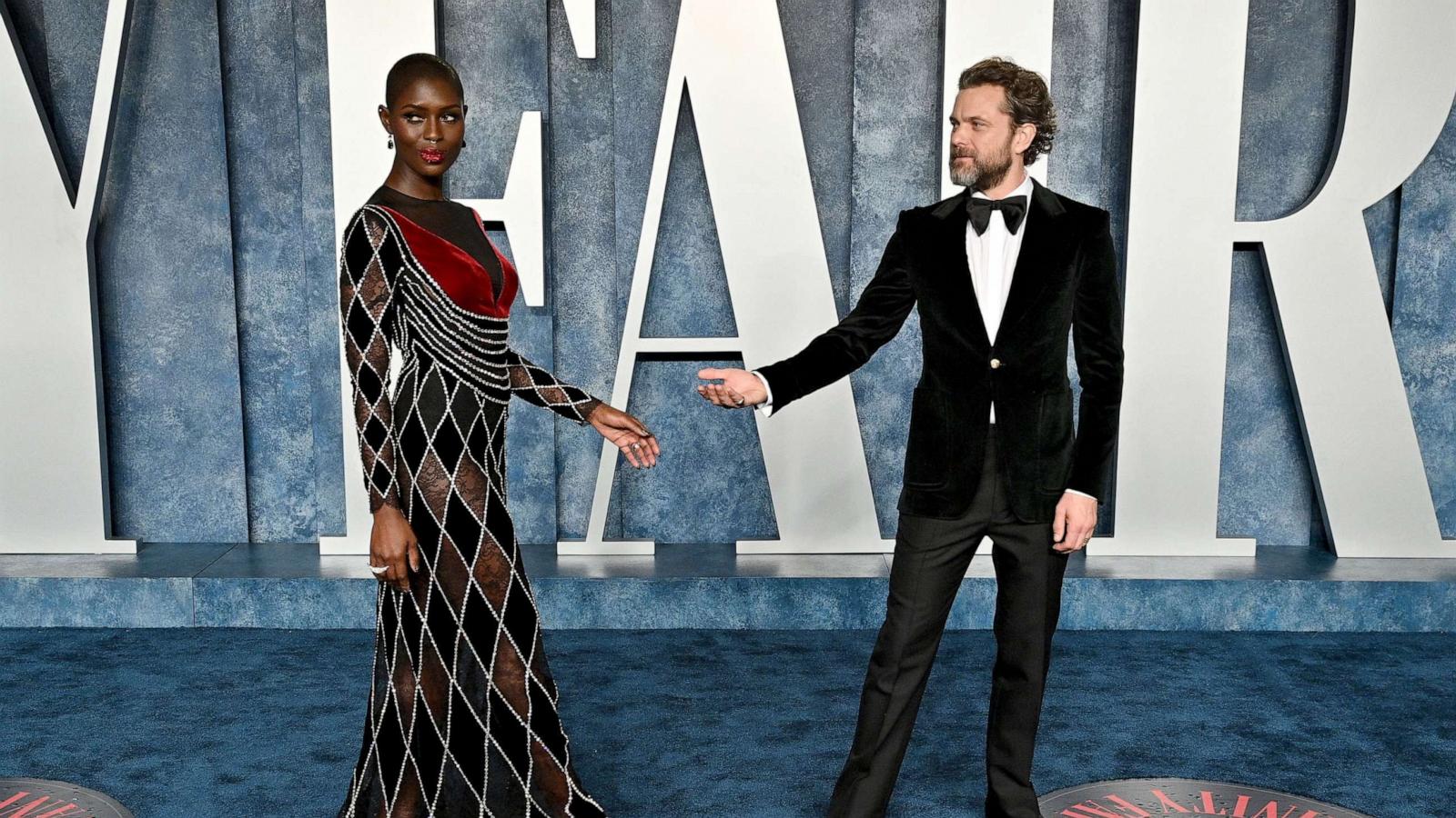 PHOTO: Jodie Turner-Smith, Joshua Jackson attend the 2023 Vanity Fair Oscar Party Hosted By Radhika Jones at Wallis Annenberg Center for the Performing Arts on March 12, 2023 in Beverly Hills.