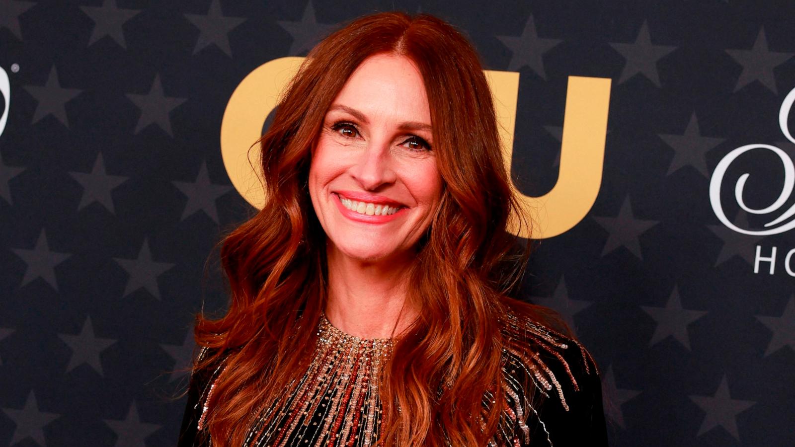 PHOTO: Julia Roberts arrives for the 28th Annual Critics Choice Awards at the Fairmont Century Plaza Hotel in Los Angeles, Jan. 15, 2023.