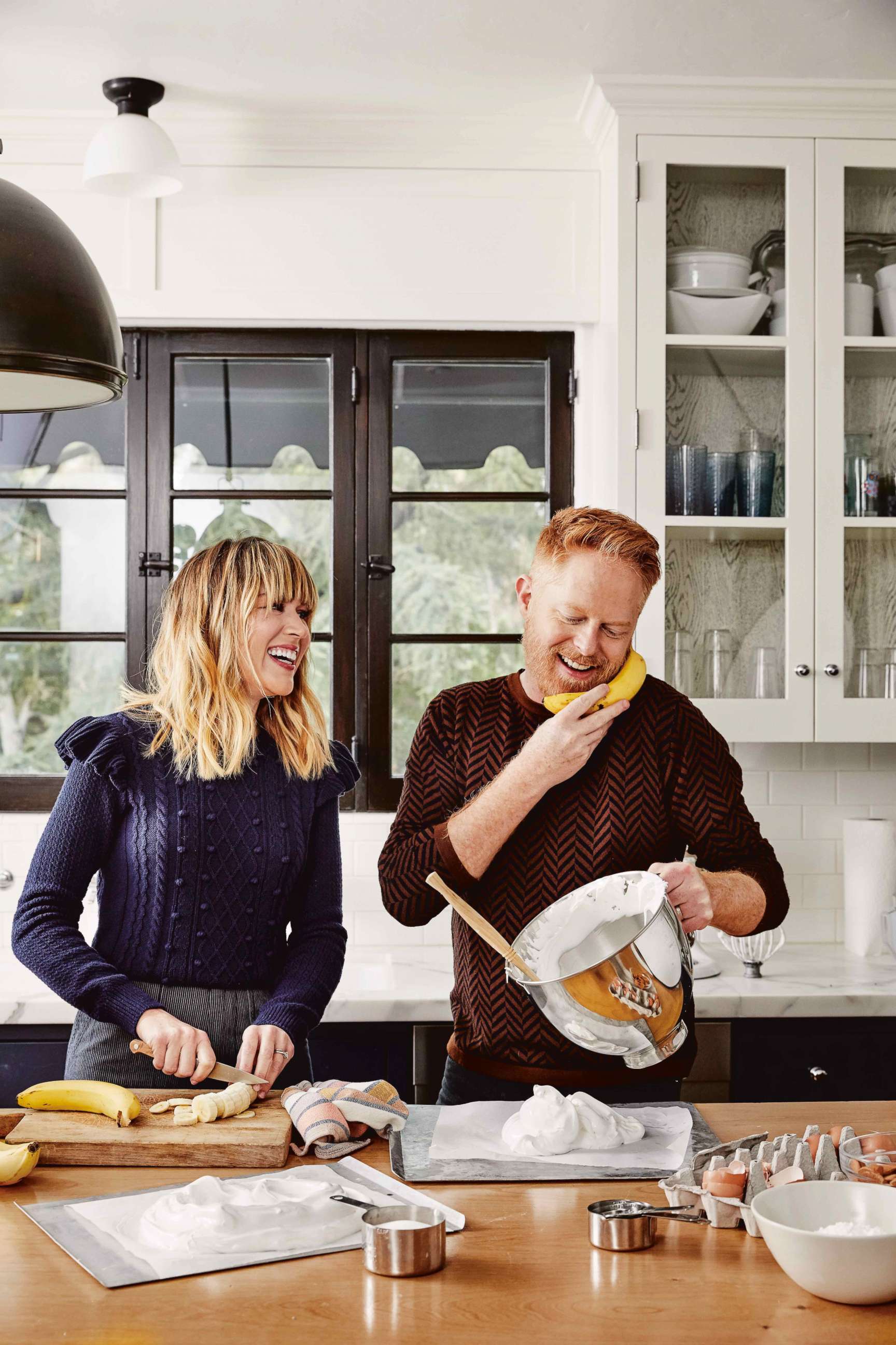 PHOTO: Julie Tanous and Jesse Tyler Ferguson whip up a recipe from their new cookbook "Food Between Friends."