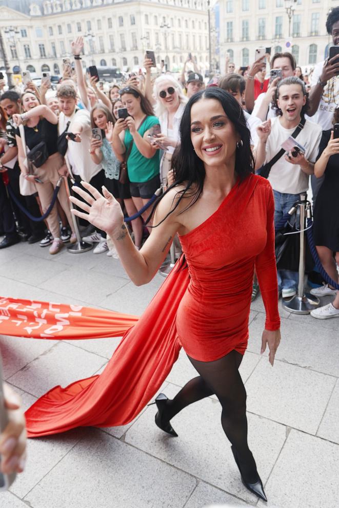 PHOTO: Katy Perry arrives at The Ritz Hotel in a stretch limousine during the Haute Couture Fall/Winter 2024/25 as part of Paris Fashion Week in Paris, France, June 25, 2024.