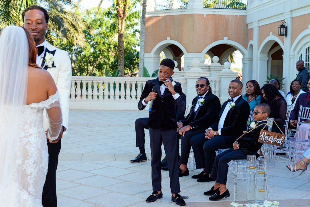 12-year-old goes viral singing heartfelt solo at parents' vow renewal  ceremony - Good Morning America