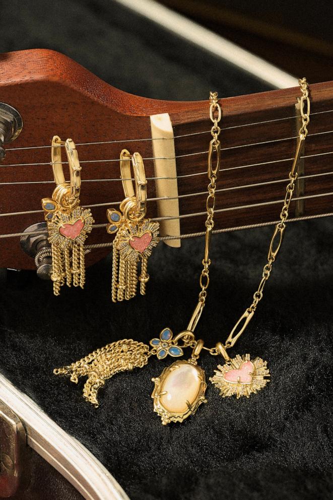PHOTO: Dolly Parton X Kendra Scott