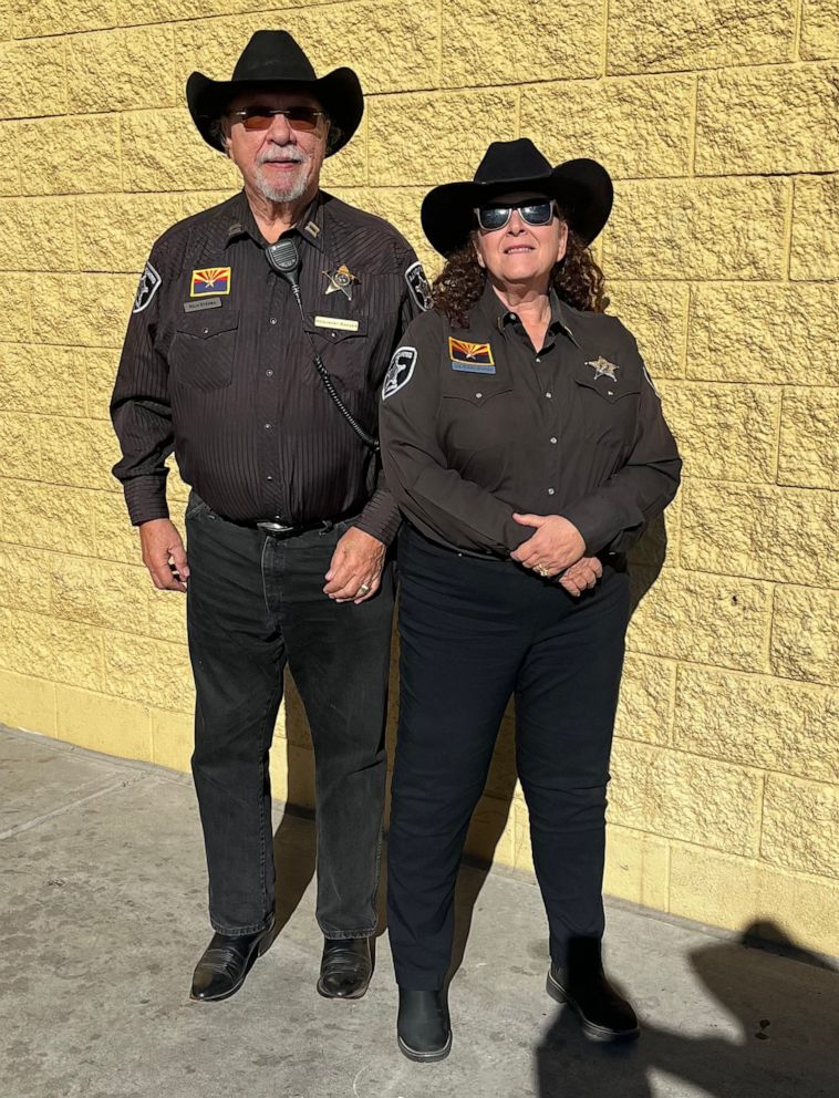 FOTO: Liz Rizzo poseert voor een foto met haar man, Richard, in hun AJ Mounted Rangers-uniformen.  Rizzo droeg haar uniform op de dag dat ze Carman Kelly ontmoette.