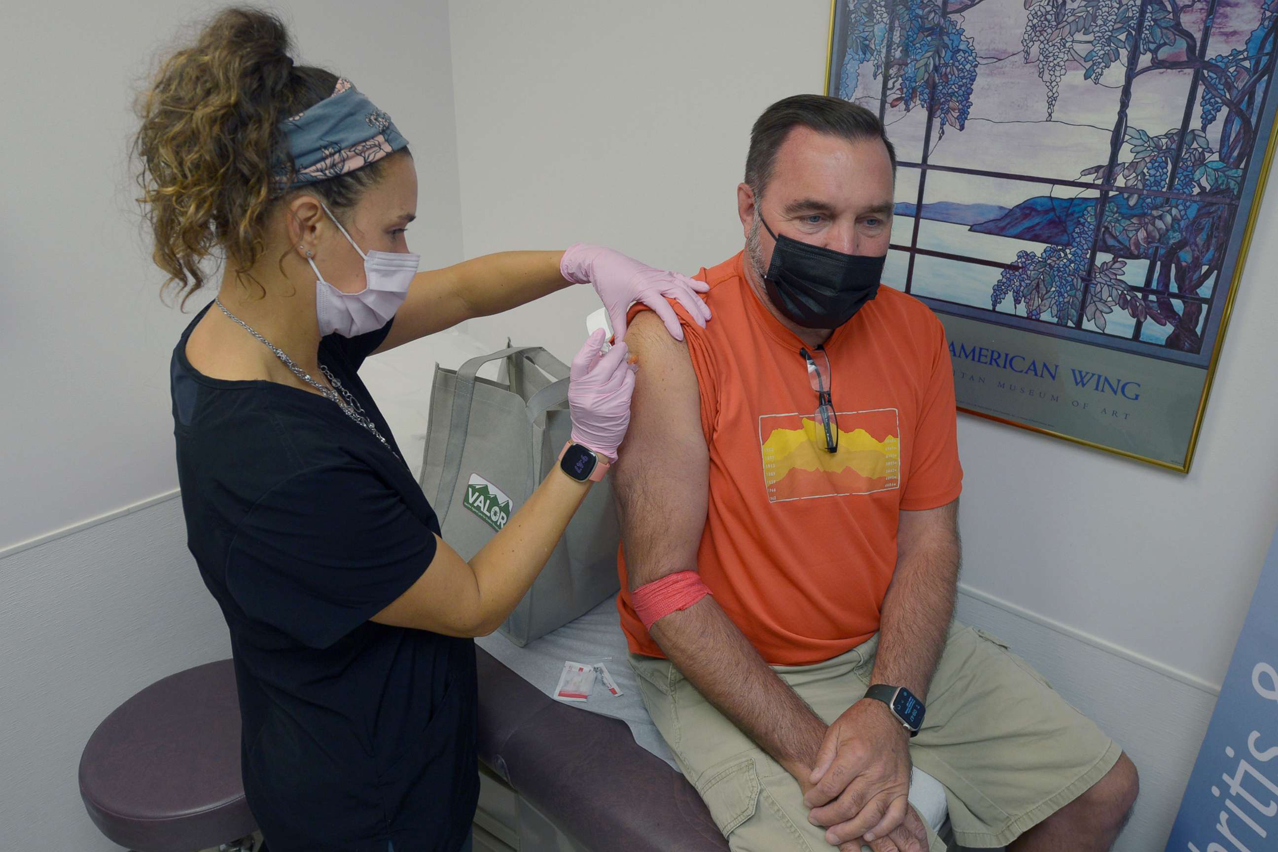 PHOTO: Robert Terwilliger, right, of Williamsburg, Pa., who is participating in a Lyme disease vaccine trial at the Altoona Center for Clinical Research, is injected with either the new vaccine or a placebo, Aug. 5, 2022, in Duncansville, Pa.