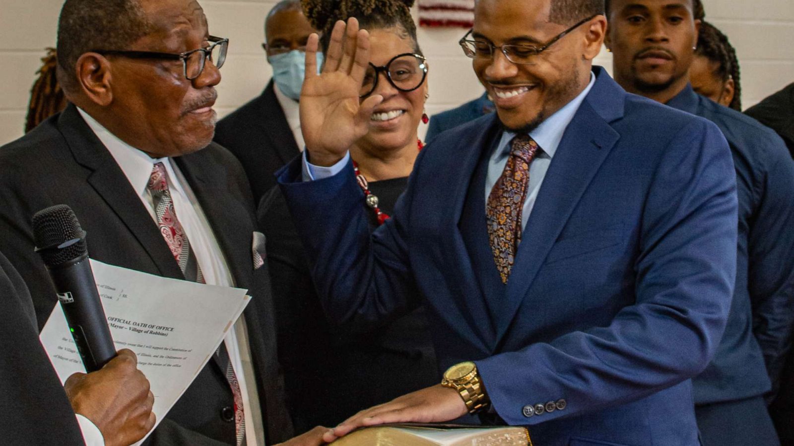 PHOTO: Darren Bryant swears in as the mayor of Robbins on May 11, 2021, making him the youngest Black mayor in Illinois