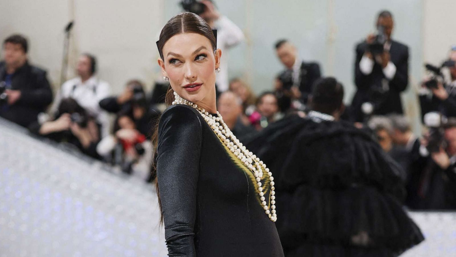 PHOTO: Karlie Kloss poses at the Met Gala, an annual fundraising gala held for the benefit of the Metropolitan Museum of Art's Costume Institute with this year's theme "Karl Lagerfeld: A Line of Beauty", in New York, May 1, 2023.