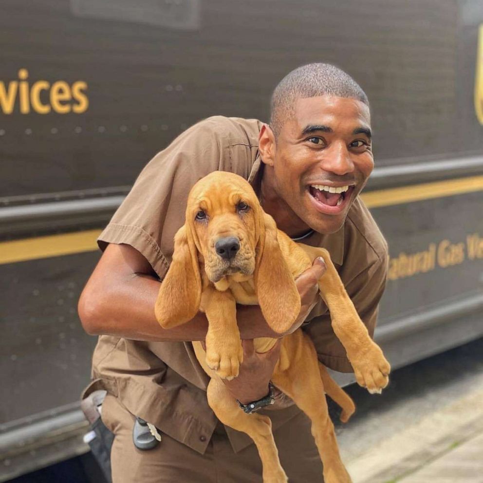 VIDEO: UPS driver takes the cutest selfies with all the dogs on his Friday delivery routes 