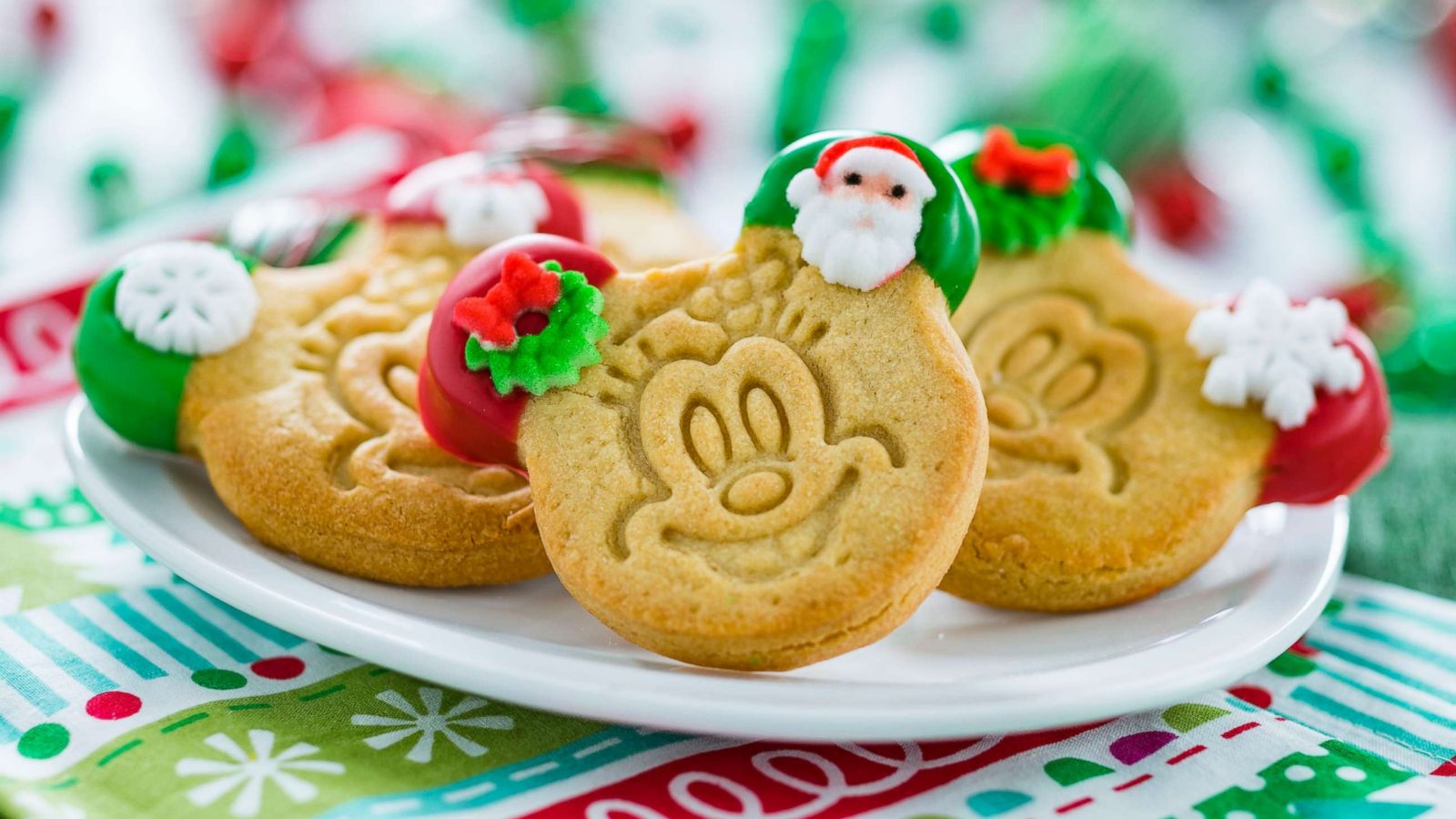 We All Need this Disney Christmas Cookies Oven Mitt from Aldi's!, Chip and  Company