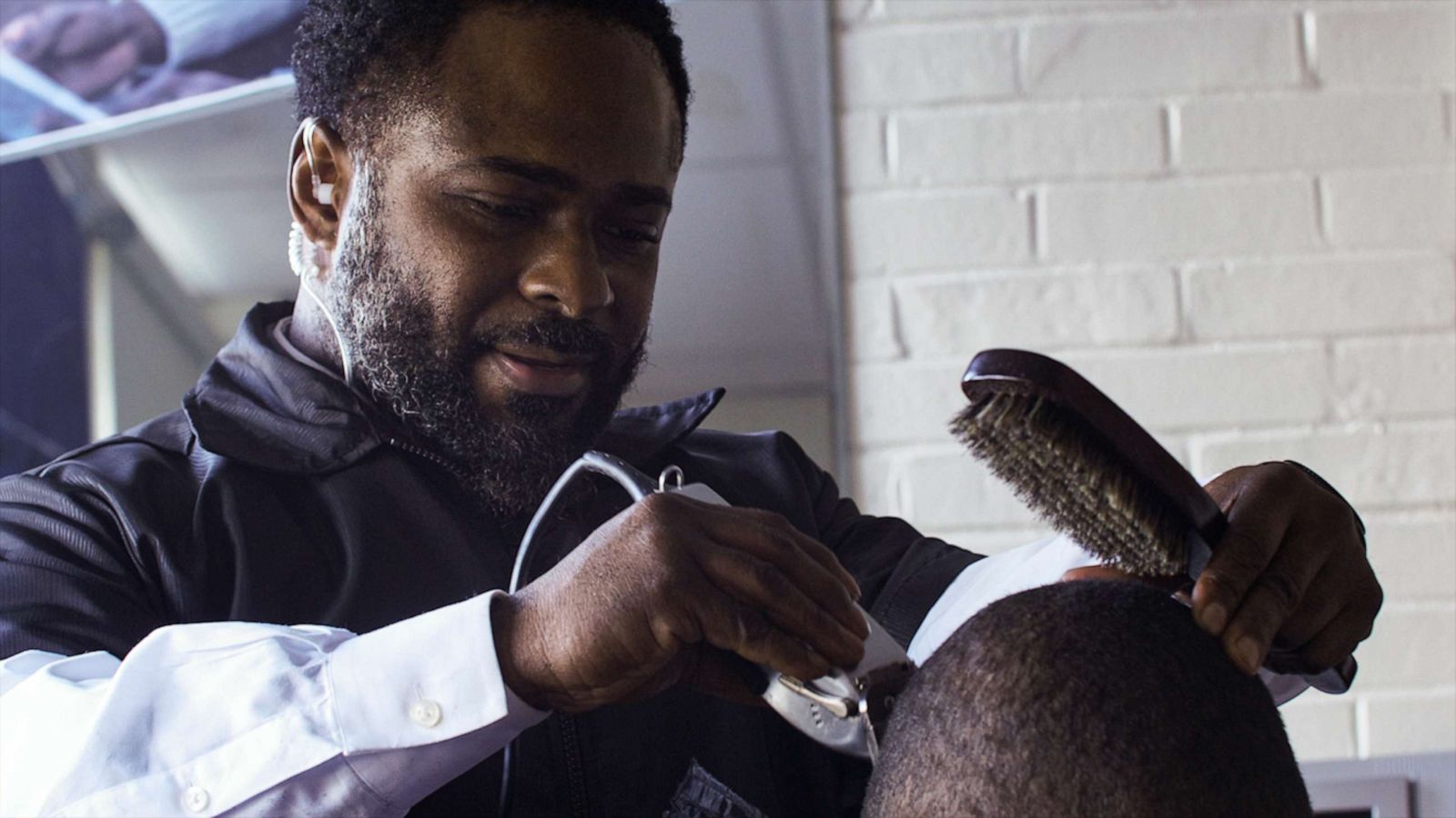 PHOTO: Principal Dr. Terrance Newton at the barbershop he opened inside his school Warner Elementary School in Wilmington, Del.