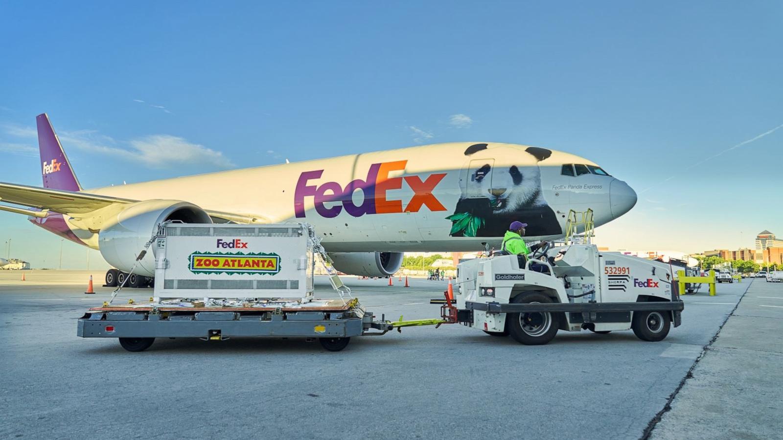 PHOTO: Giant pandas Ping Ping and Fu Shuang arrive in Atlanta from China on Sept. 27, 2026.