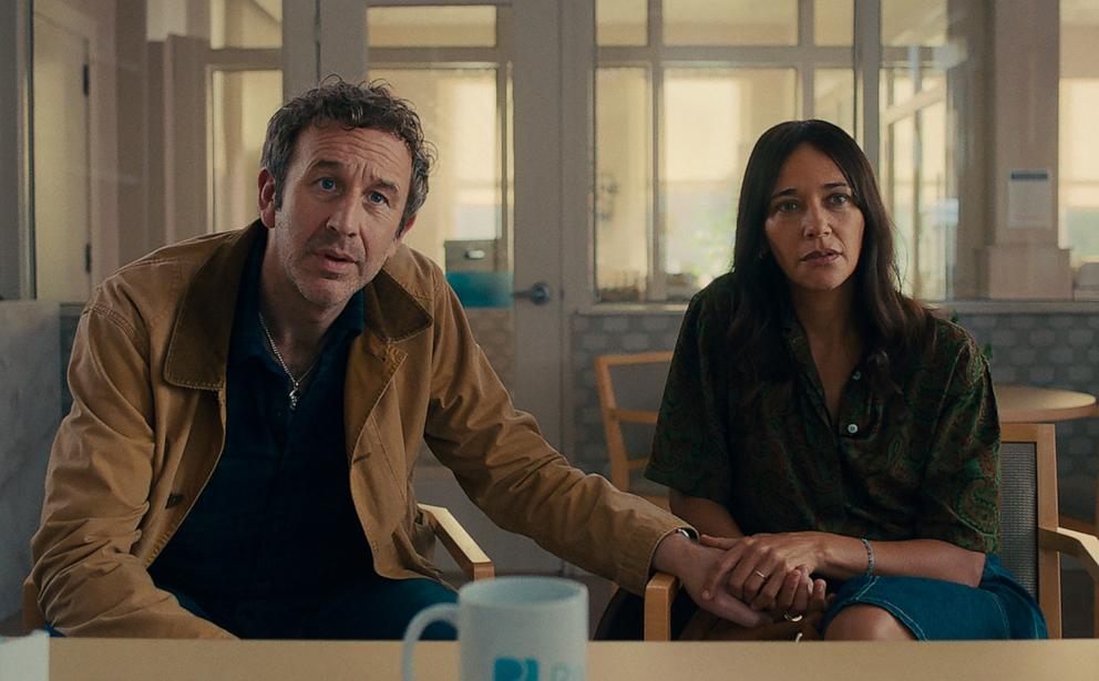PHOTO: Chris O'Dowd and Rashida Jones in a scene from Season 7 of 'Black Mirror.'