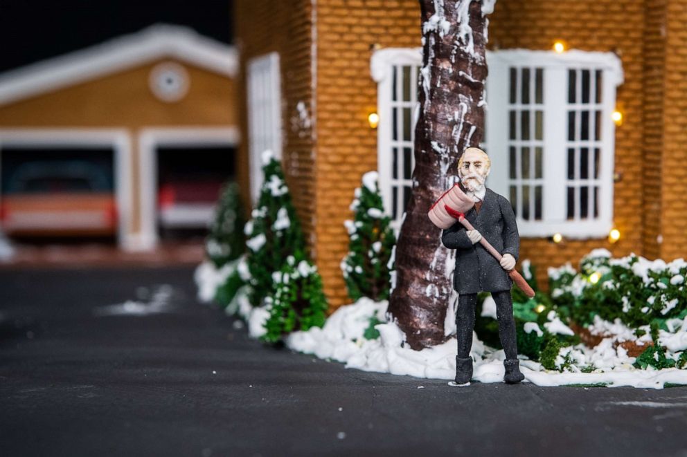 PHOTO: Marley, the McCallister's neighbor from "Home Alone," recreated for a gingerbread house out of icing. 