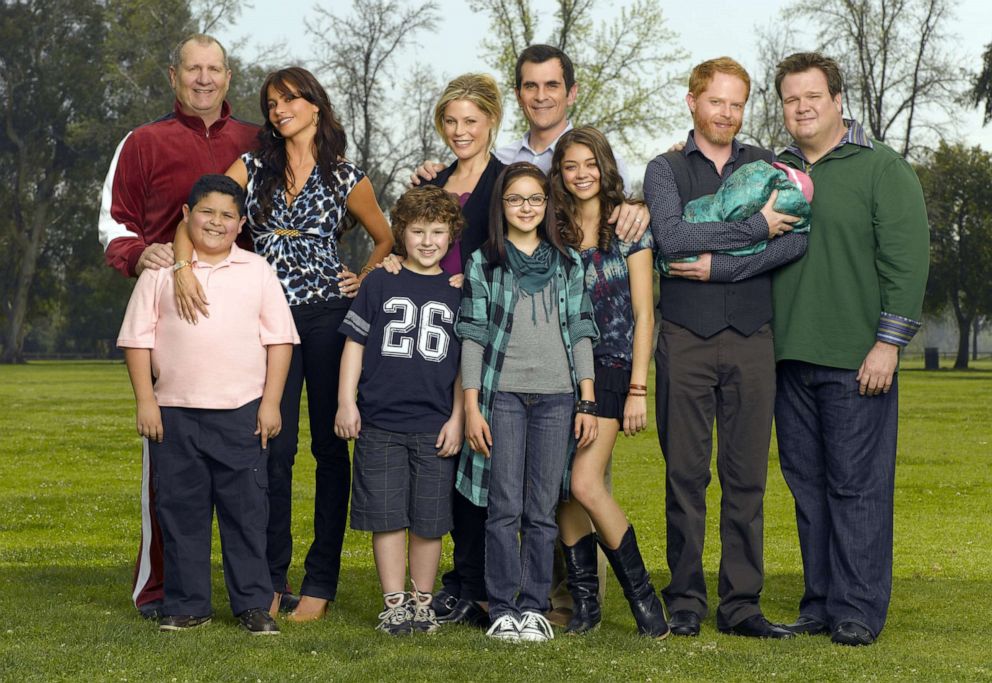 PHOTO: Sarah Hyland with cast members of the TV series "Modern Family."